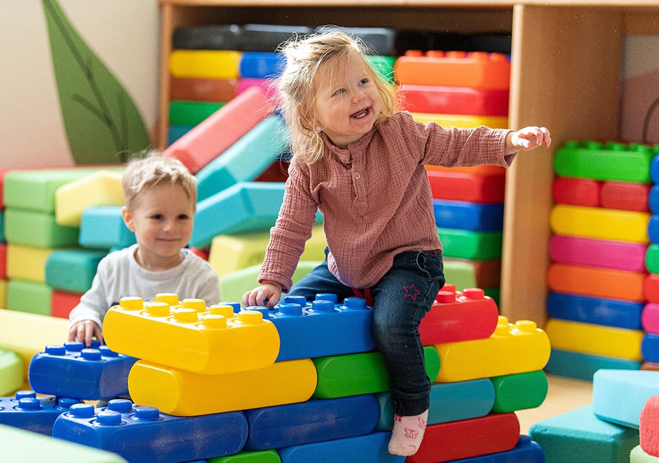 Kinder beim Spielen im Indoor-Spieleparadies