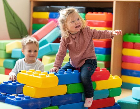 Kinder beim Spielen im Indoor-Spieleparadies