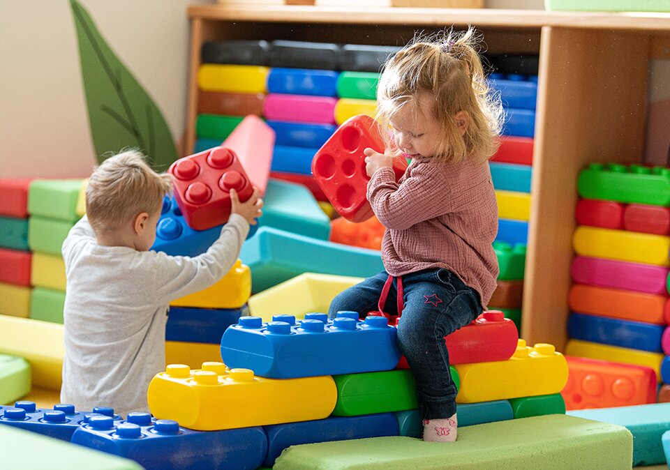 Zwei Kleinkinder der Gastgeber-Familie