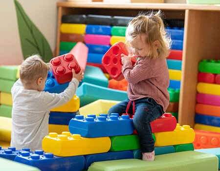 Zwei Kleinkinder der Gastgeber-Familie