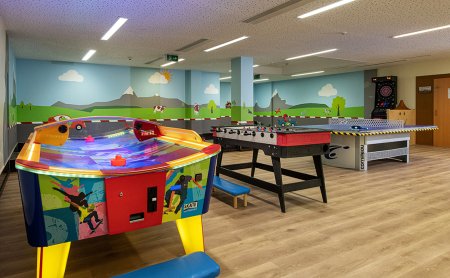 Spielraum mit Airhockey, Tischfußball, Tischtennis und Dartscheibe