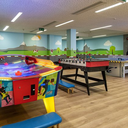 Spielraum mit Airhockey, Tischfußball, Tischtennis und Dartscheibe