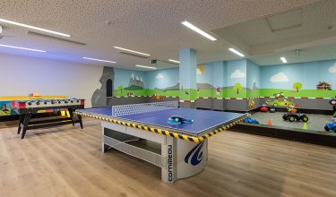Spielbereich mit Tischtennis, Tischfußball und Bobbycar-Rennstrecke