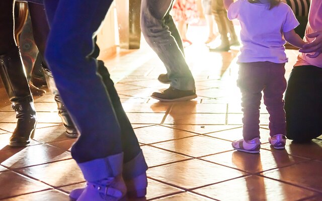 Gäste beim Tanzen in der Kinderdisco