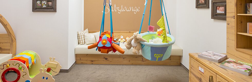 Schaukeln für Babys in der Babylounge