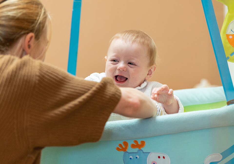 Baby in einer Schaukel in der Babylounge