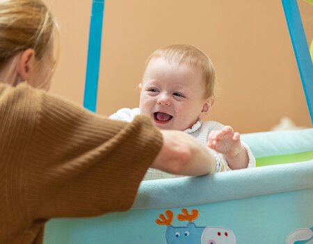 Baby in der Schaukel in der Babylounge