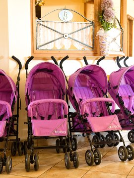 Reihe von lila Kinderwägen im Innenbereich bereitgestellt