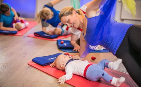 Frau macht Fitness mit Baby
