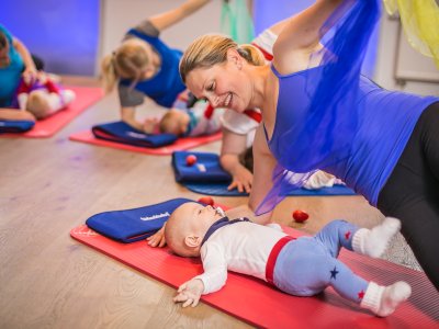 Frau macht Fitness mit Baby