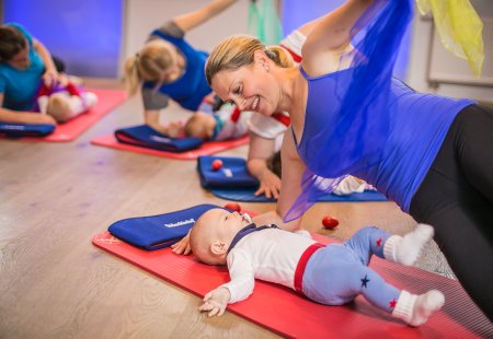 Frau macht Fitness mit Baby