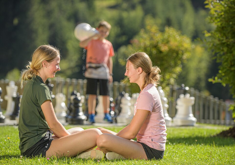 Teenager beim Outdoor-Riesenschach