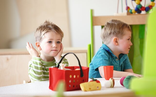 Kinder beim Spielen in der Kinderbetreuung