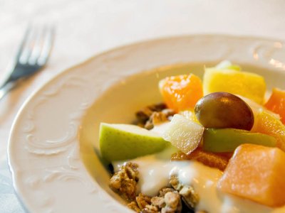 Frühstücksgericht mit Müsli, frischem Obst und Joghurt.