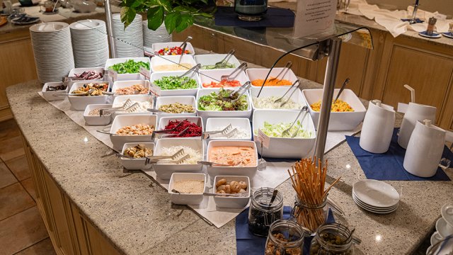 Salatbuffet mit verschiedenen Gemüse-, Salat- und Toppingschalen.