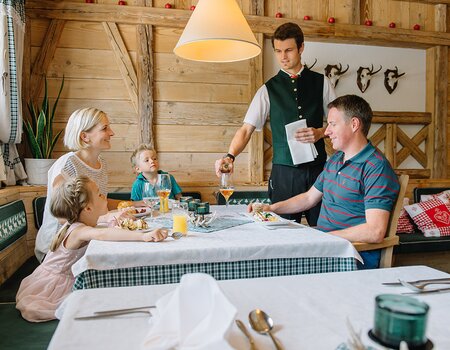 Kellner serviert einer Familie Getränke