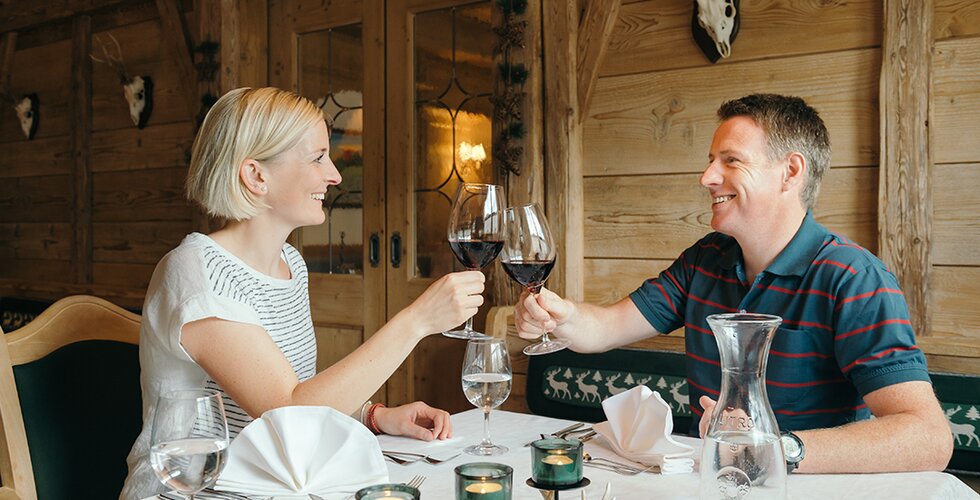 Pärchen prostet mit Wein an