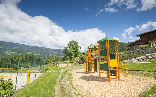 Outdoor-Spielplatz neben dem Volleyballplatz