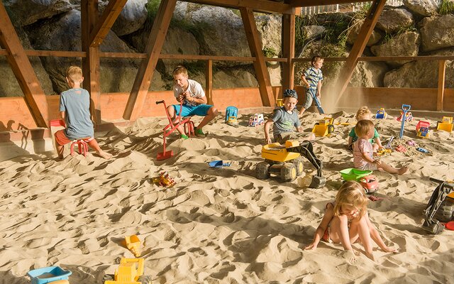 Kinder beim Sandspielen im Sandspielhaus