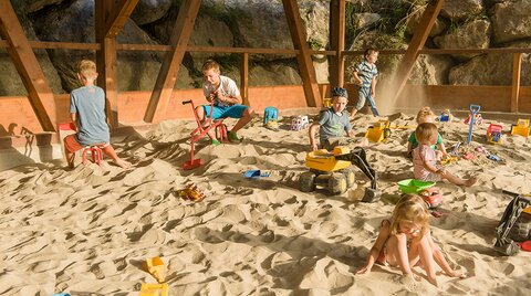 Kinder beim Spielen im Sandspielhaus