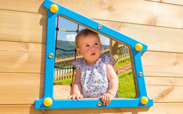 Kleinkind am Spielplatz