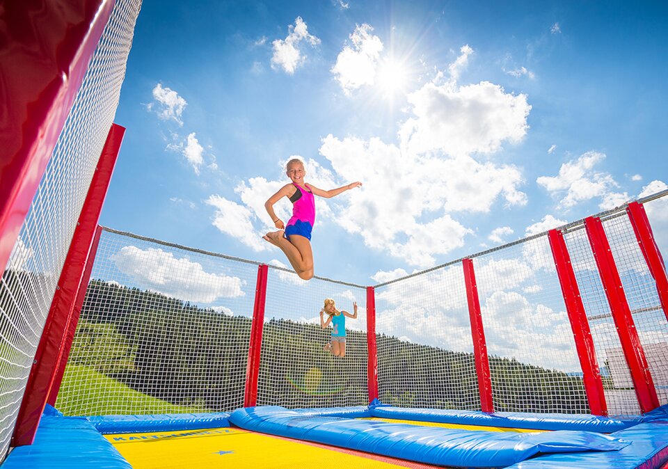 Kinder beim Trampolin springen