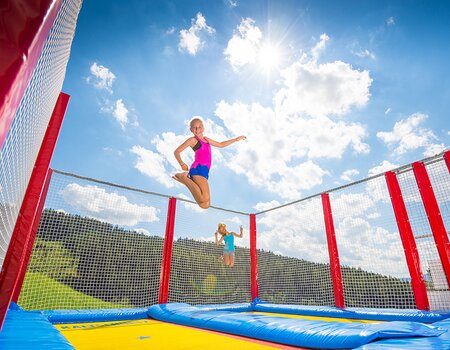 Kinder beim Trampolin springen