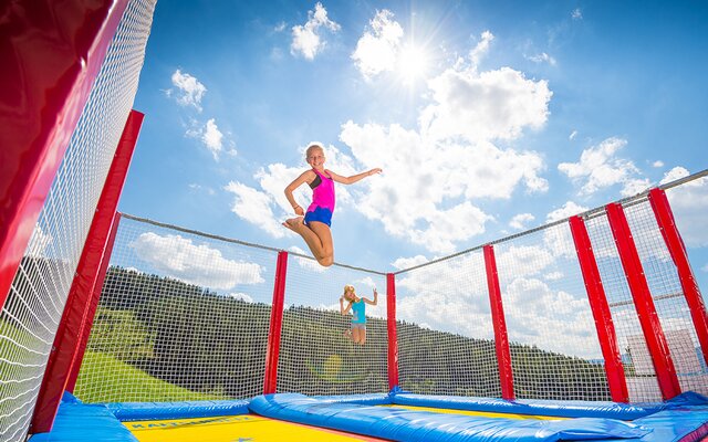 Kinder beim Springen auf dem 4-Feld-Trampolin