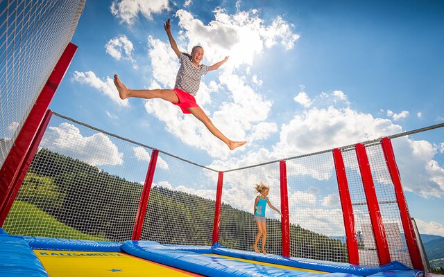 Teenager beim Springen am 4-Feld-Trampolin