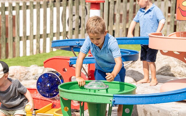 Kinder beim Spielen am Wasserspielplatz