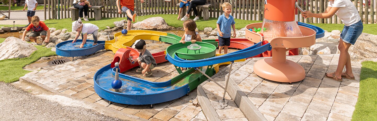 Kinder beim Spielen auf dem Wasserspielplatz