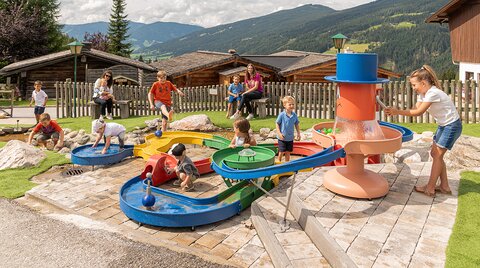 Kinder beim Spielen am Wasserspielplatz