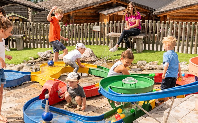 Kinder beim Spielen am Wasserspielplatz