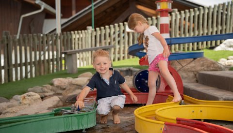Barfußspiel mit Wasserkanälen im Gartenbereich