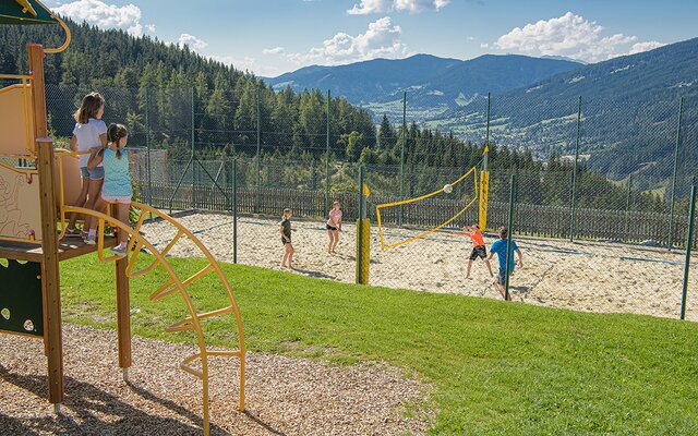 Kinder beim Volleyball spielen und am Spielplatz