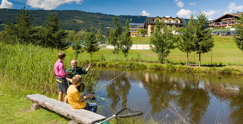 Kinder beim Angeln am Teich mit Gastgeber Peter