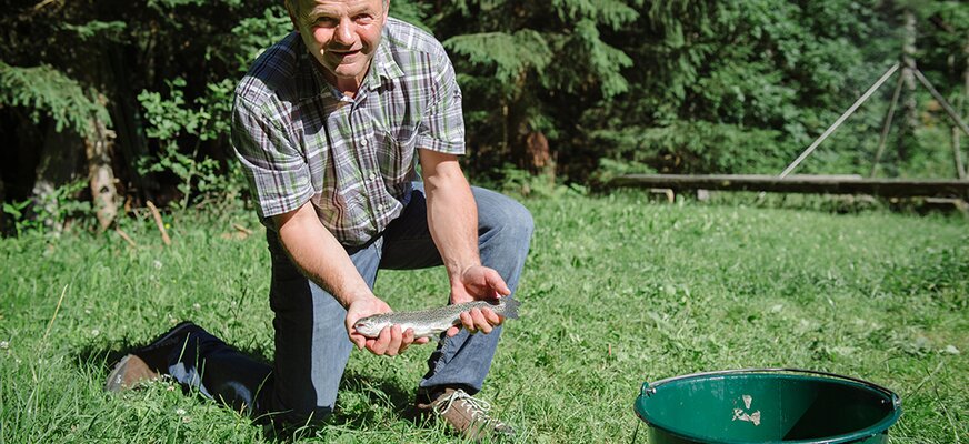 Gastgeber Peter mit einem gefangenen Fisch