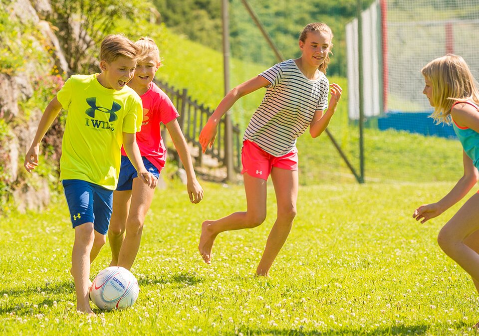 Kinder Beim Fußball spielen