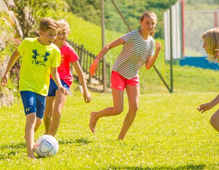 Kinder Beim Fußball spielen