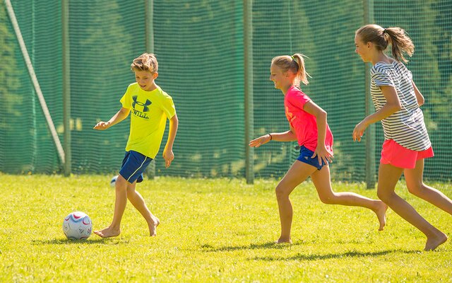 Kinder beim Fußball spielen