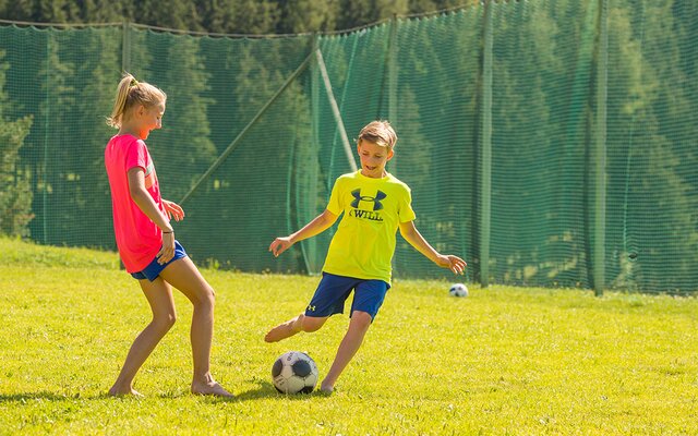 Teenager beim Fußball spielen