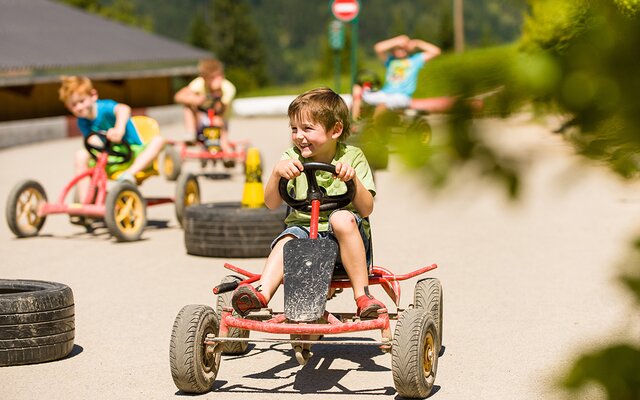 Kinder beim Go-Kart fahren