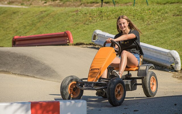 Teenager beim Go-Kart fahren