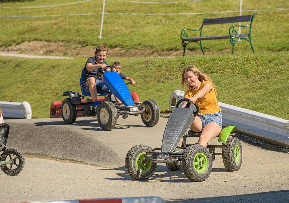 Kinder auf der Go-Kartbahn