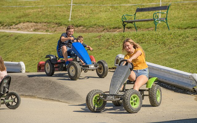 Kinder beim Go-Kart fahren