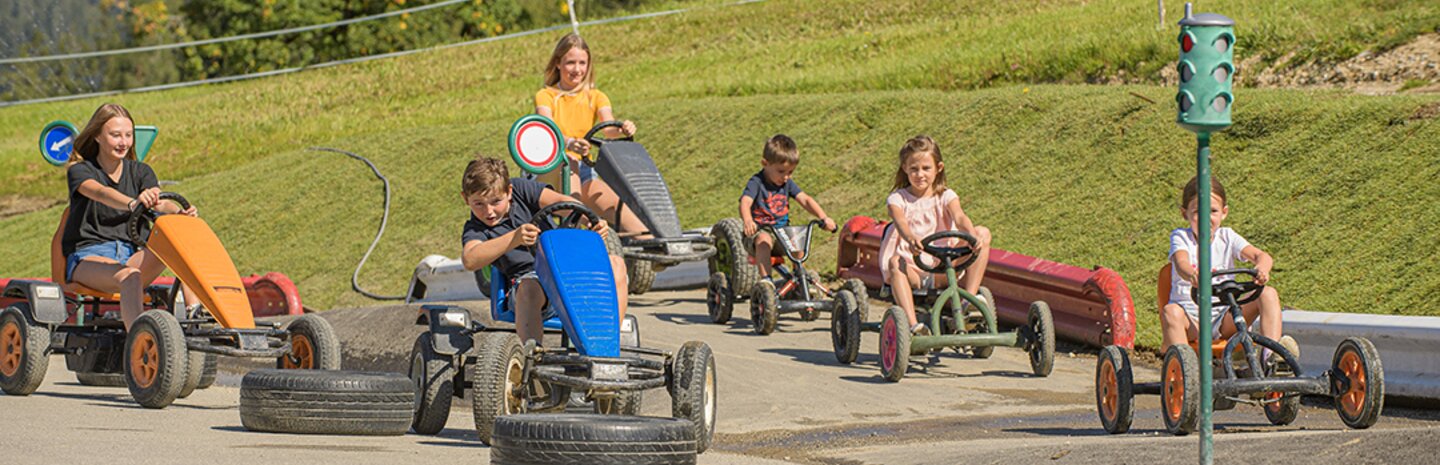 Gästekinder bei einem Go-Kartrennen