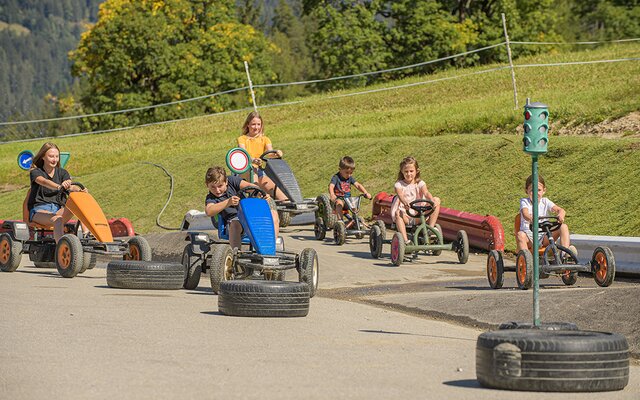 Kinder beim Fahren auf Go-Kartbahn