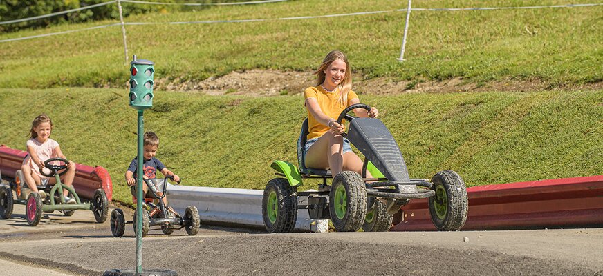 Kinder bei einem Go-Kartbahnrennen