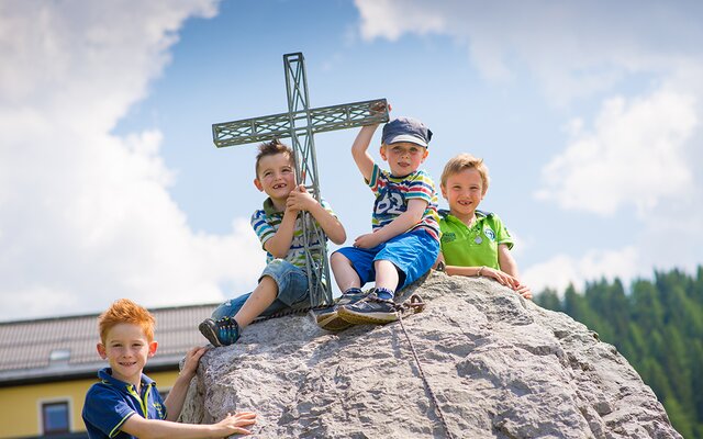 Kinder beim Spielen am Kletterfelsen