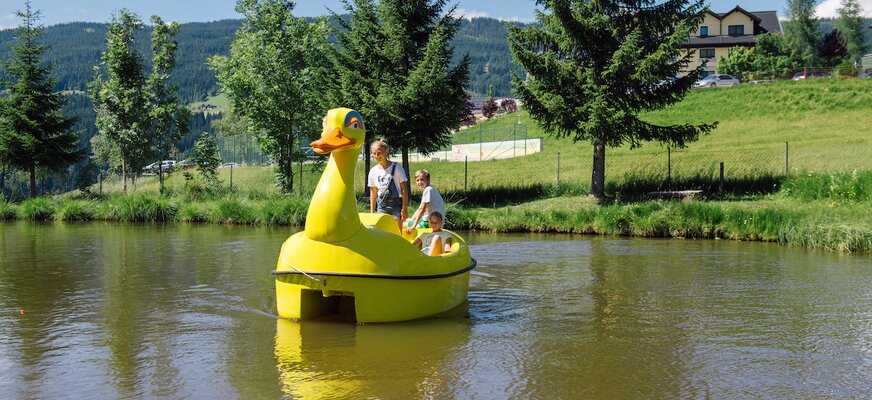 Kinder auf der Tretbootente am Natur-Freizeitteich